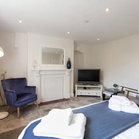 Spacious Boutique Studio In Clifton Apartment